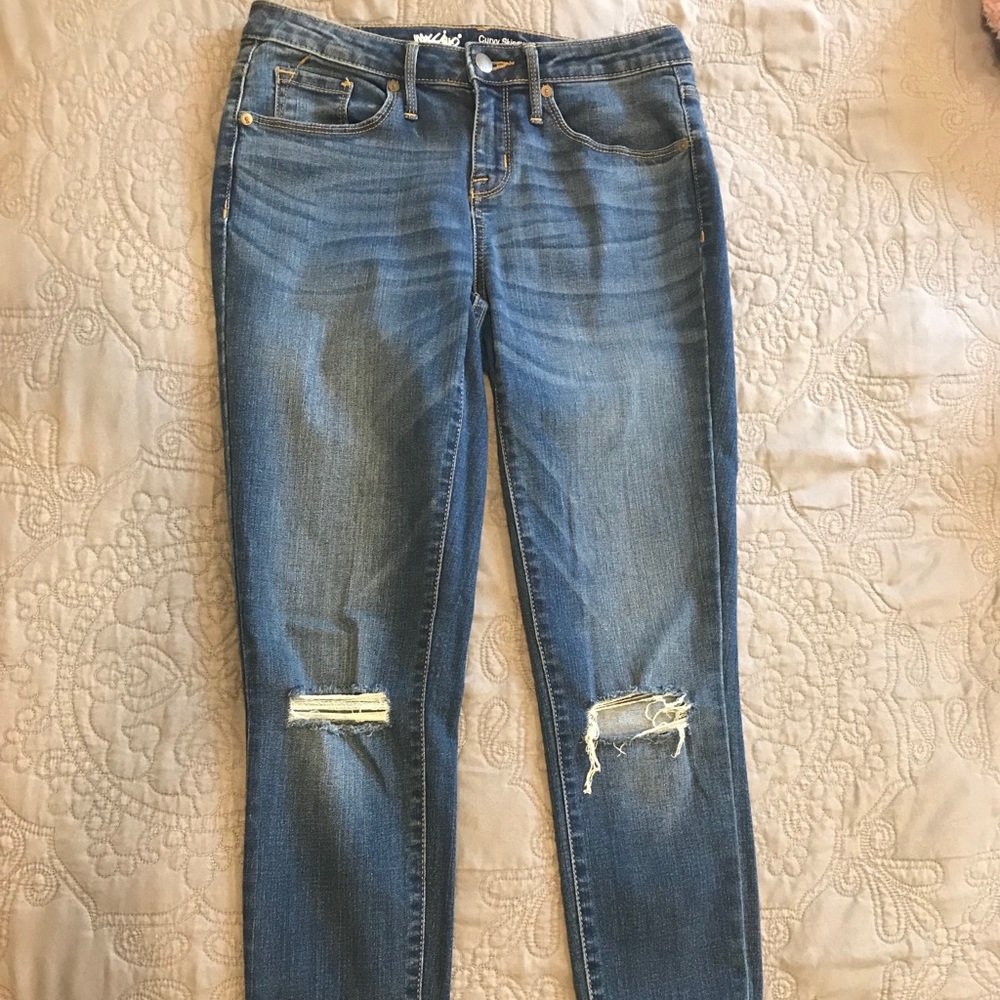 Mid rise ripped knee jean